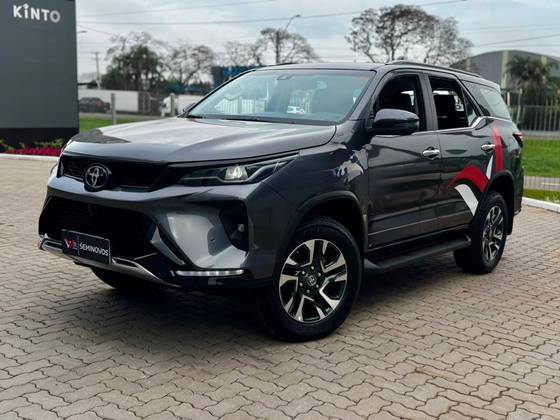 TOYOTA HILUX SW4 2.8 D-4D TURBO DIESEL SRX PLATINUM 7L 4X4 AUTOMÁTICO